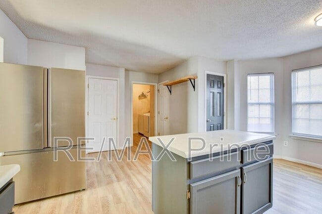 Building Photo - 214 Jouster Way