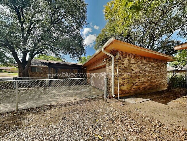 Building Photo - 5928 Fox Hill Ln