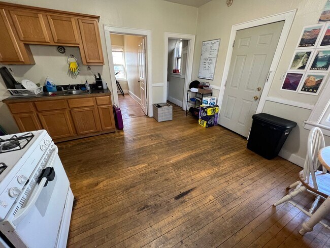 Building Photo - 626-26A E. Wright St.