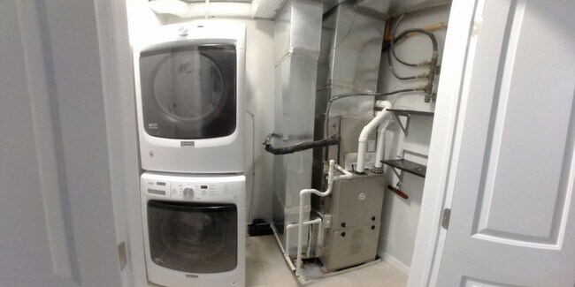 Building Photo - Incredible, modern apartment