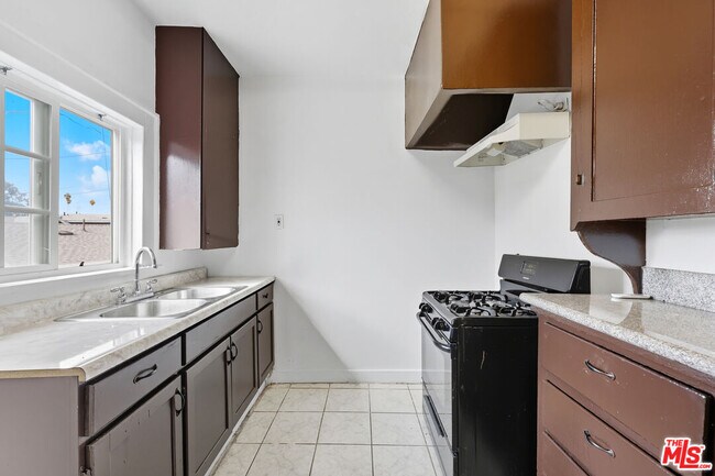 Building Photo - 522 W Vernon Ave