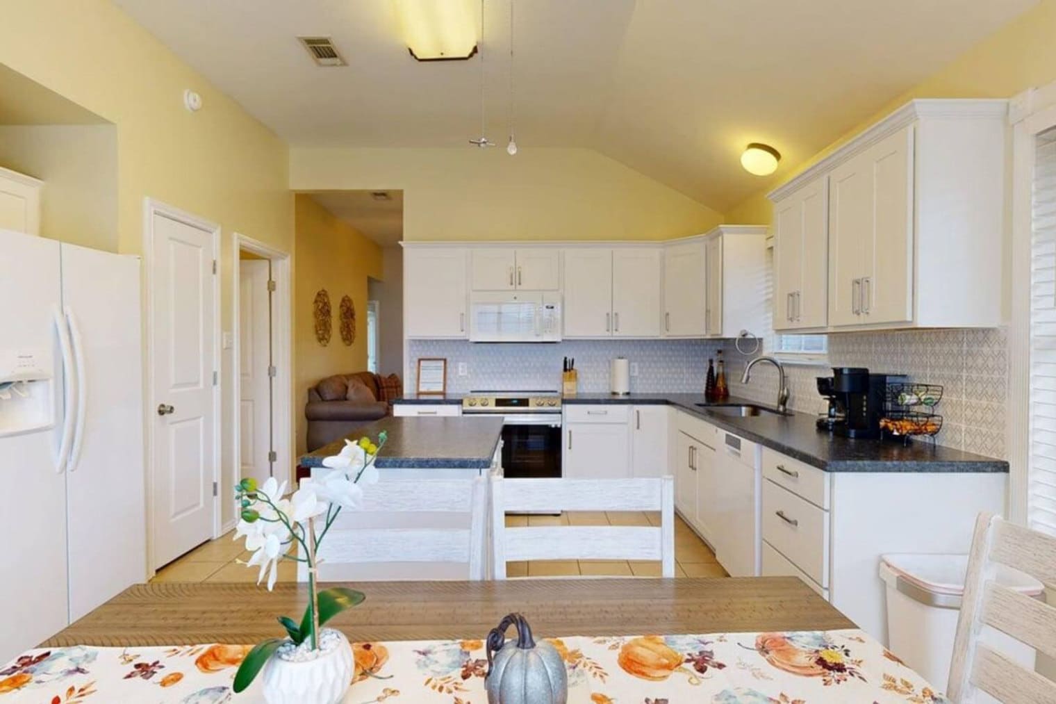 Building Photo - 810 Camellia Ct