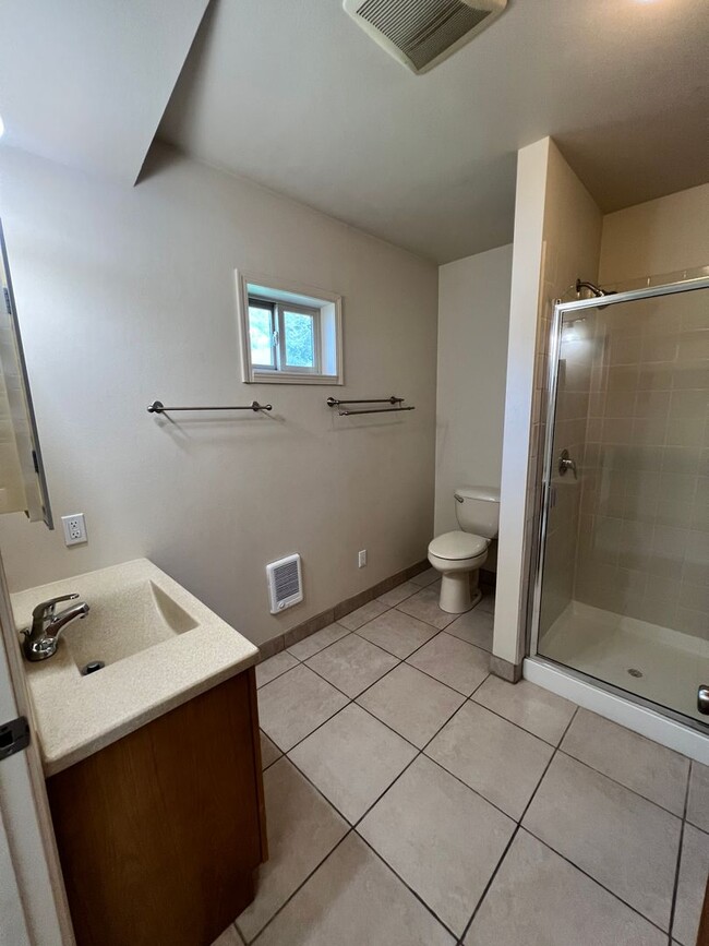 Building Photo - Charming 2 Bedroom 2 Bath Home Located Nea...