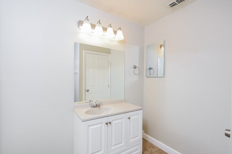 Building Photo - 4331 Boca Woods Dr