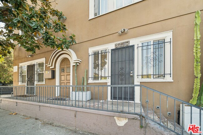 Building Photo - 6680 De Longpre Ave