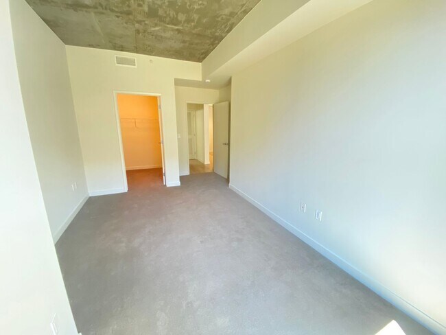 Building Photo - Advent - Gorgeous & Bright Contemporary Style Condo W/ Parking & Laundry!