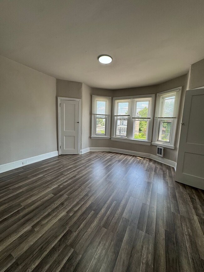 Building Photo - Spacious 3-Bedroom Home in Elmwood Park — ...