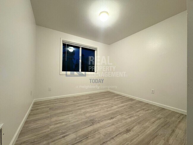 Building Photo - Akshanx LLC - 425/427 (Cascade Group - Silver)