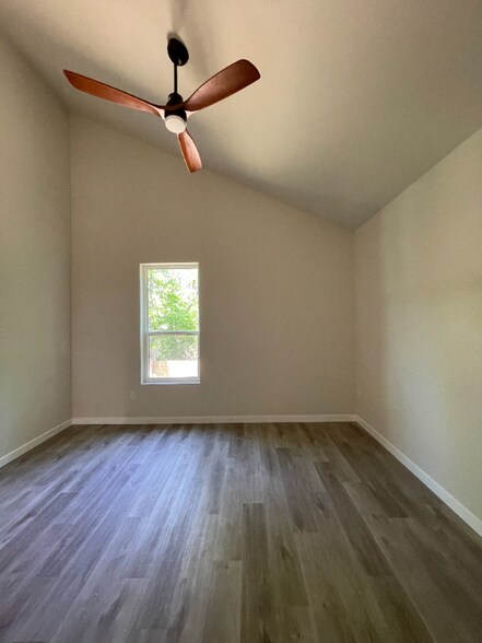 Building Photo - 605 E 7th St