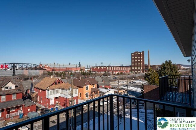 Building Photo - 1275 E 4th St