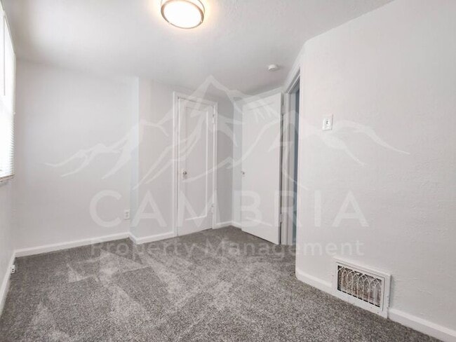 Building Photo - Updated Duplex Available in Salt Lake City