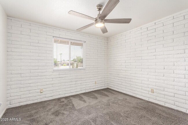 Building Photo - 11621 N 39th St