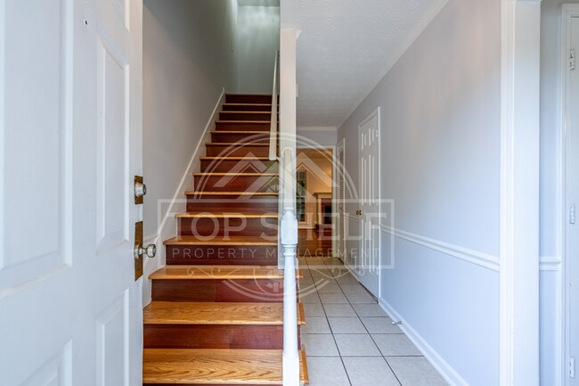 Building Photo - 2916 Governors Ct