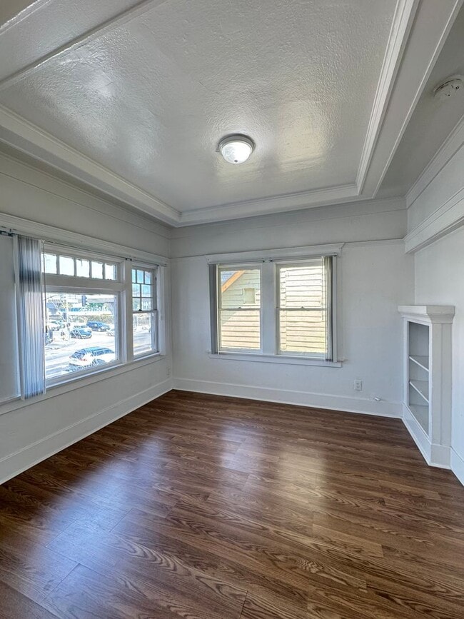 Building Photo - 458 W Vernon Ave