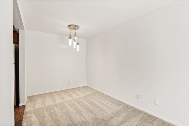 Building Photo - Modern 2-Bedroom Condo in Shoreline with Stylish Finishes