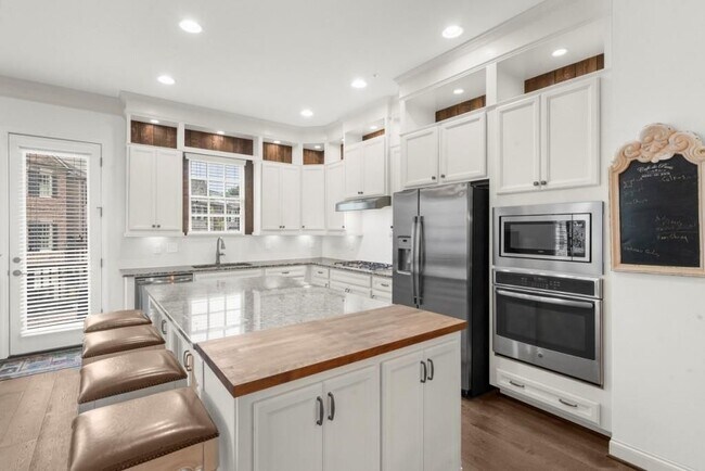 Building Photo - 410 Rose Garden Ln