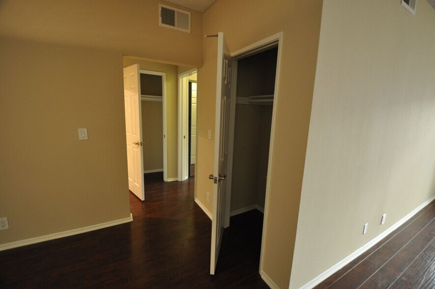 Building Photo - 11594 Moorpark St