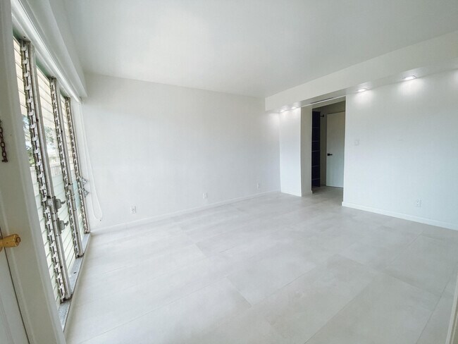 Building Photo - 2755 NE 28th Ave