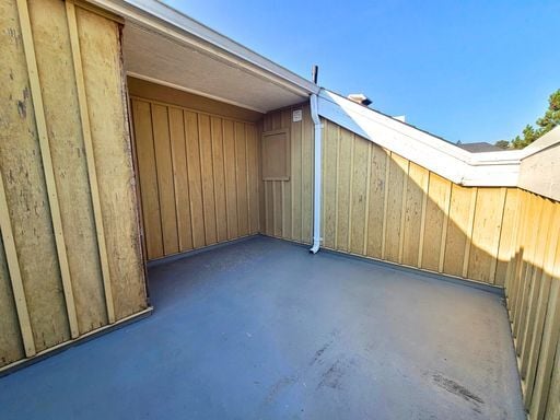Building Photo - Stunning Three Level Townhome in Green Lak...