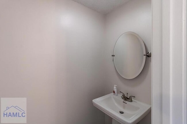 Building Photo - 901 Olmstead Dr