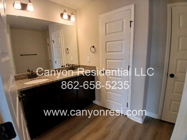 Building Photo - MUST SEE Fantastic 4BR 2/5 BA near everyth...