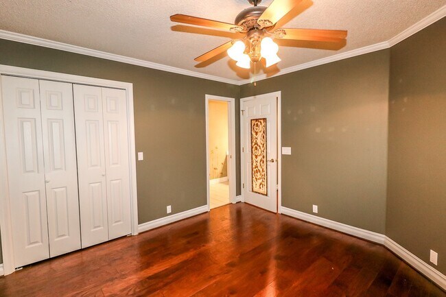 Building Photo - Beautiful 4 Bedroom, 3 Bath home. It has a 2 car garage plus a 1 car carport.  Stay warm in the w...