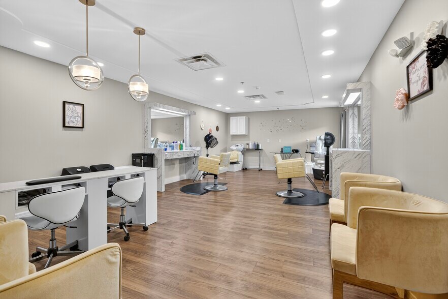 Building Photo - 2900 NE Kendallwood Pkwy