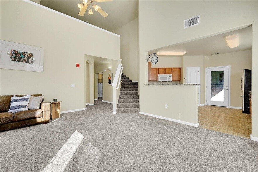 Building Photo - 5350 Dunlay Dr