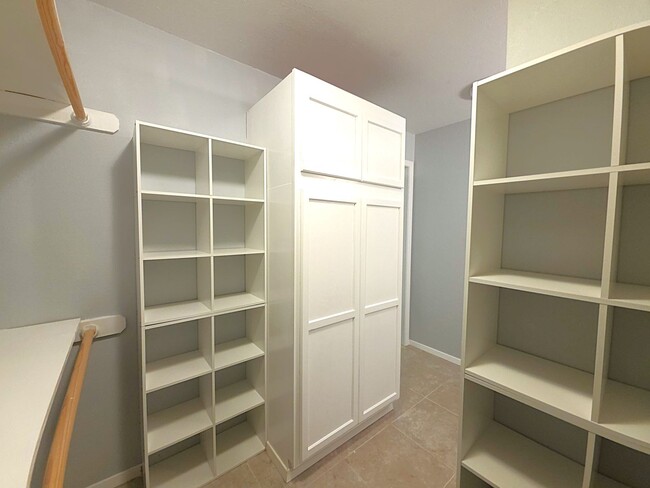 Building Photo - Welcome to this charming 3 bedroom, 2 bath...
