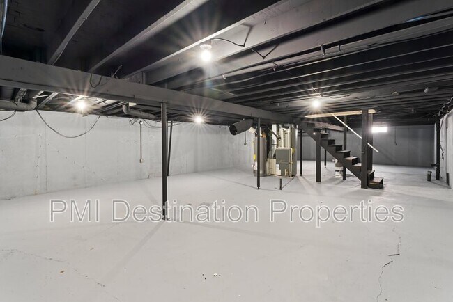 Building Photo - 2081 Willow Ln