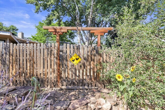 Building Photo - $3,750, 4-Bed, 3-Bath Updated Home in Mani...