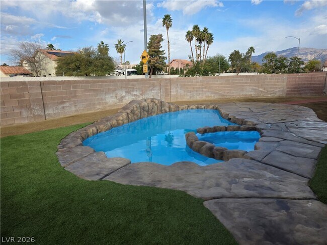 Building Photo - 5843 Berry Hill Ln