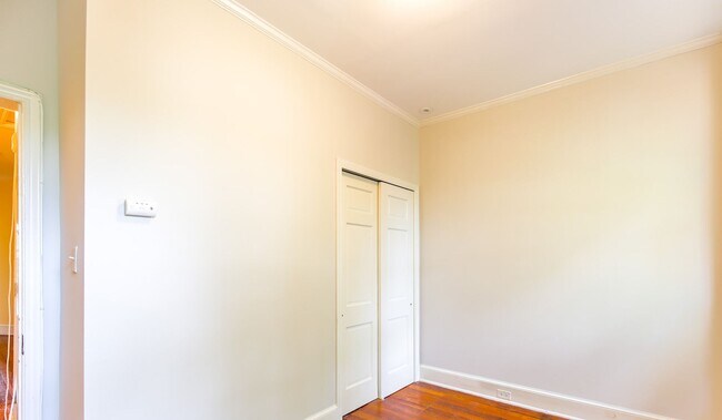 Building Photo - Classic Capitol End-Unit Hill Rowhome