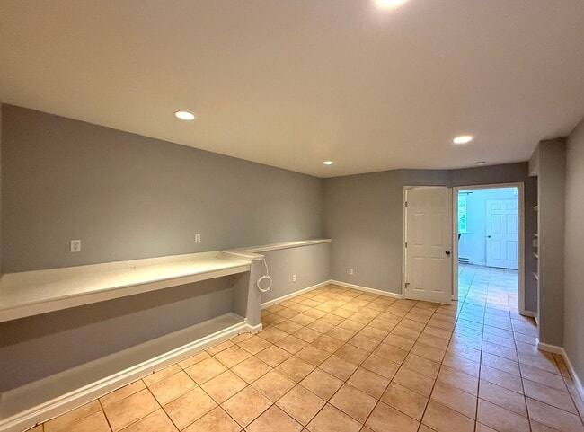 Building Photo - UPDATED BRIGHT 1500/ft 3BR/2BR+Bonus+1GR H...
