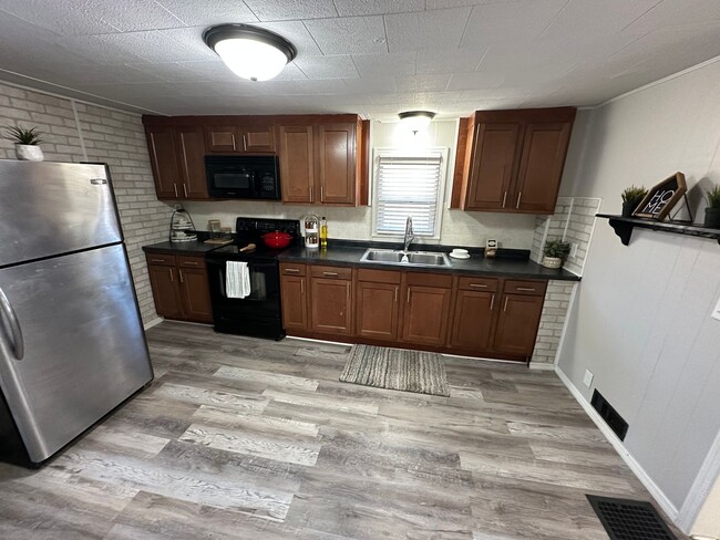 Building Photo - 2 bed, 2 bath home for rent in Waterloo, a...