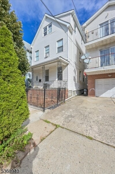 Primary Photo - 907 Olive St