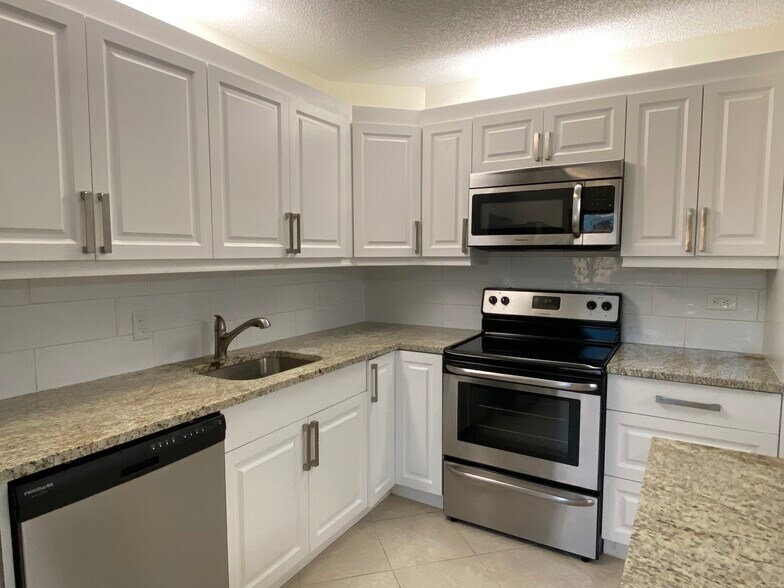 Building Photo - 1116 11th Ln