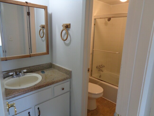 Building Photo - 495 E Creekside Cir