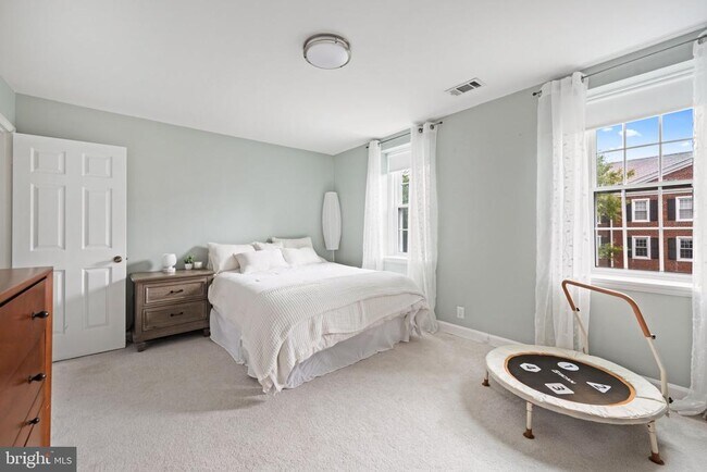 Building Photo - 3050 S Buchanan St