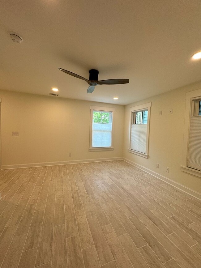 Building Photo - GORGEOUS NEW CONSTRUCTION GARDEN UNIT-PARK...