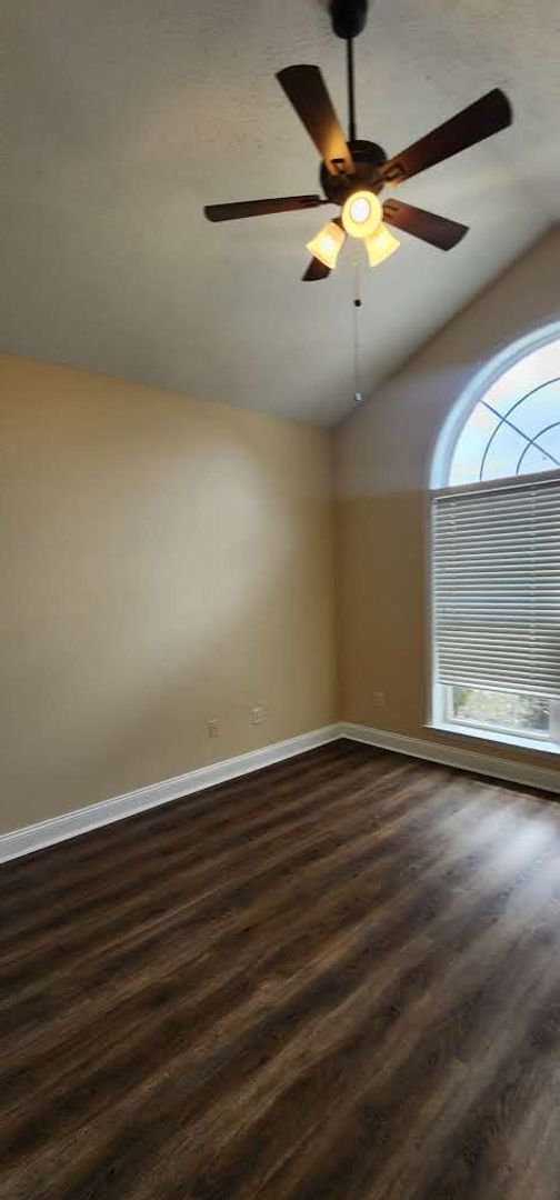 Building Photo - Offering First two weeks free for approved applicant