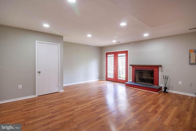 Building Photo - 9709 Lakepointe Dr