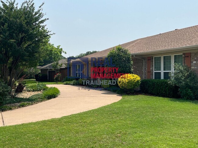 Building Photo - Great Location - 2 Bed/2 Bath - Move In Re...