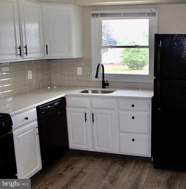 Building Photo - 608 Whitman St