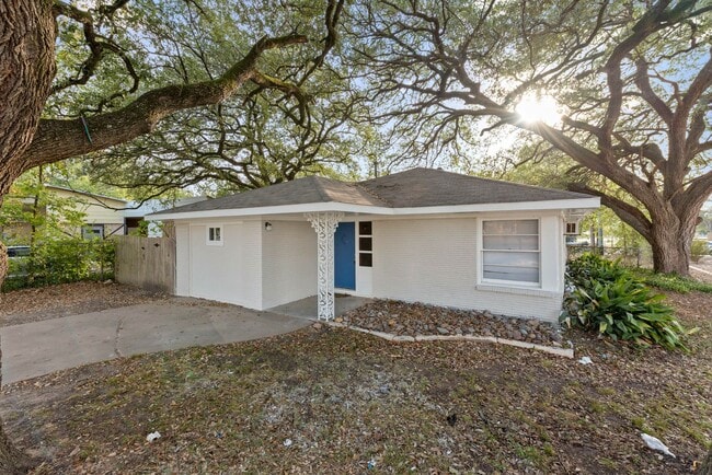 Building Photo - 206 George Bush Dr E