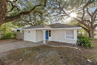 Building Photo - Live Close to Campus! 4 Bed/2 Bath Available for August 2026 Move-in!