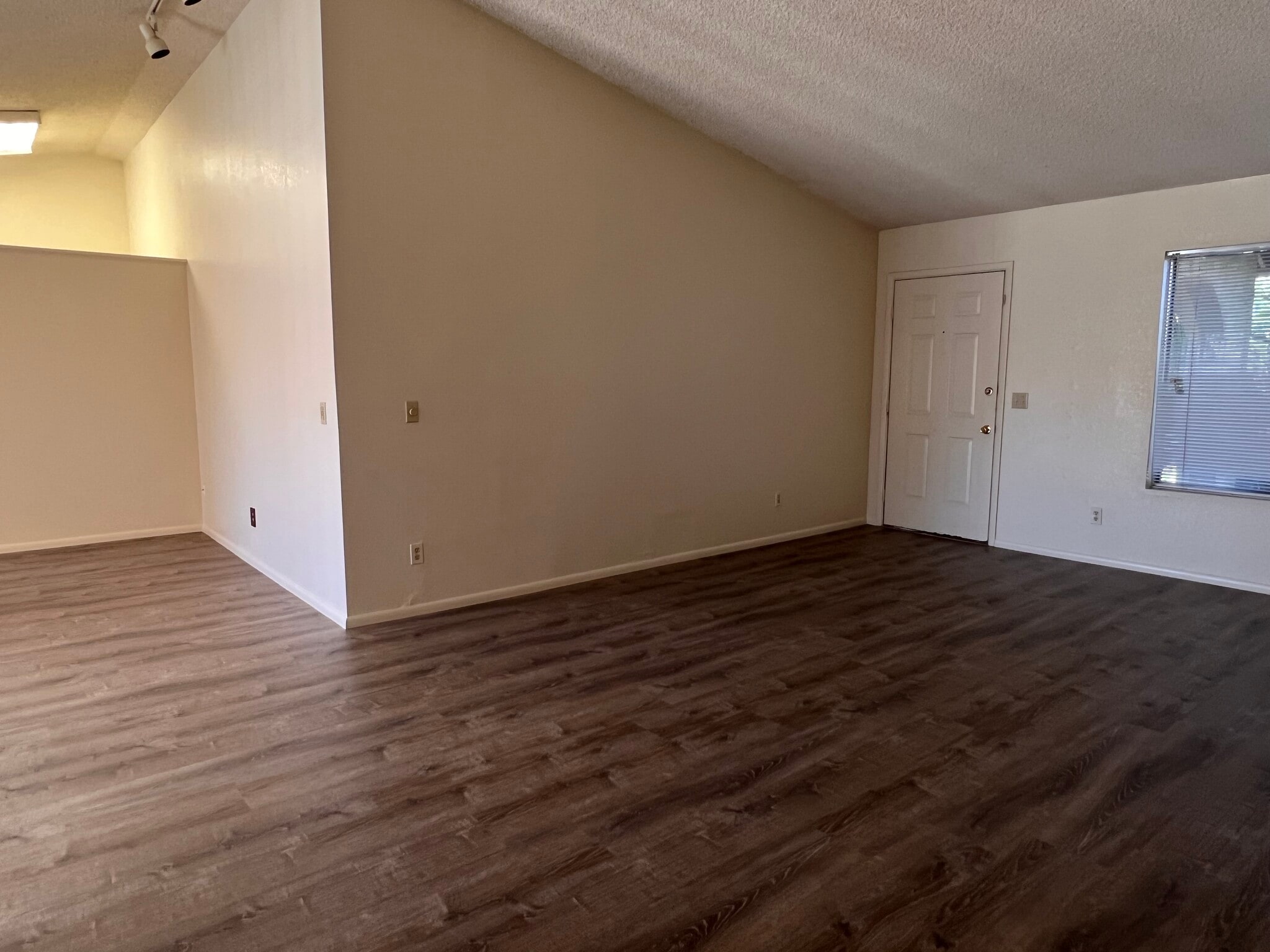 Building Photo - 807 W Nopal Pl