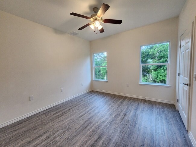 Building Photo - 4-Bed 2 Bath 2 Car Garage-Available July f...