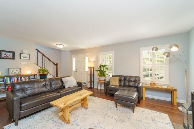 Building Photo - Meticulously Maintained 4 BR 2.5 BA Home in Burke, VA