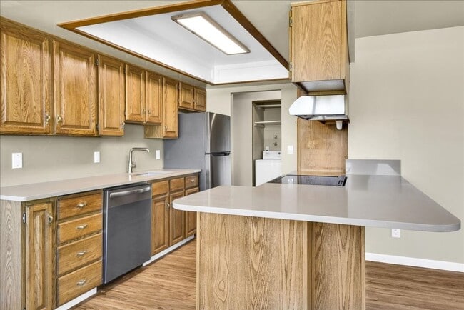 Building Photo - 561 Elm Way